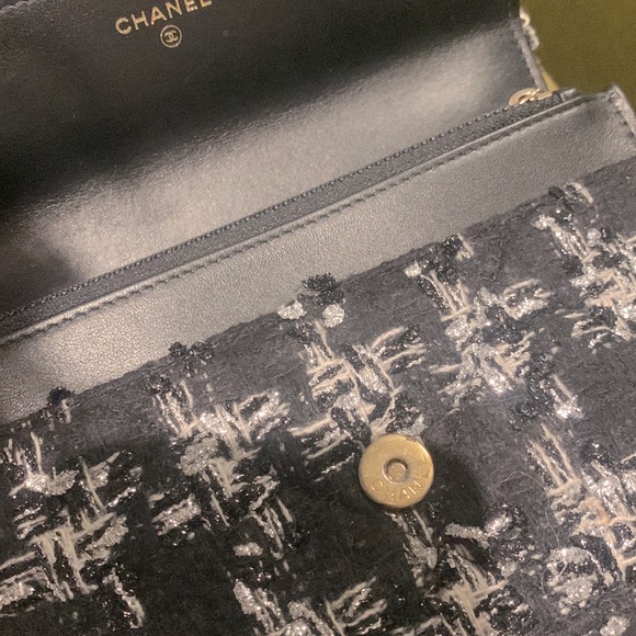 CHANEL - TWEED 19 FLAP BAG - smallest size - Picture 8 of 11